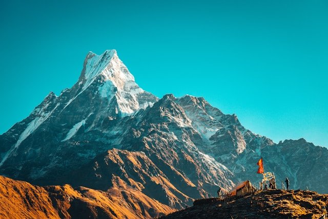 Schneebedeckter Gipfel des Machapuchare im Himalaya-Gebirge, Nepal