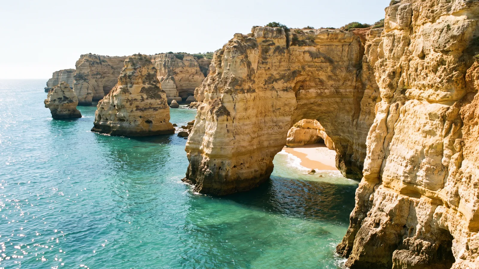 Klippen der Praia da Marinha an der Algarve