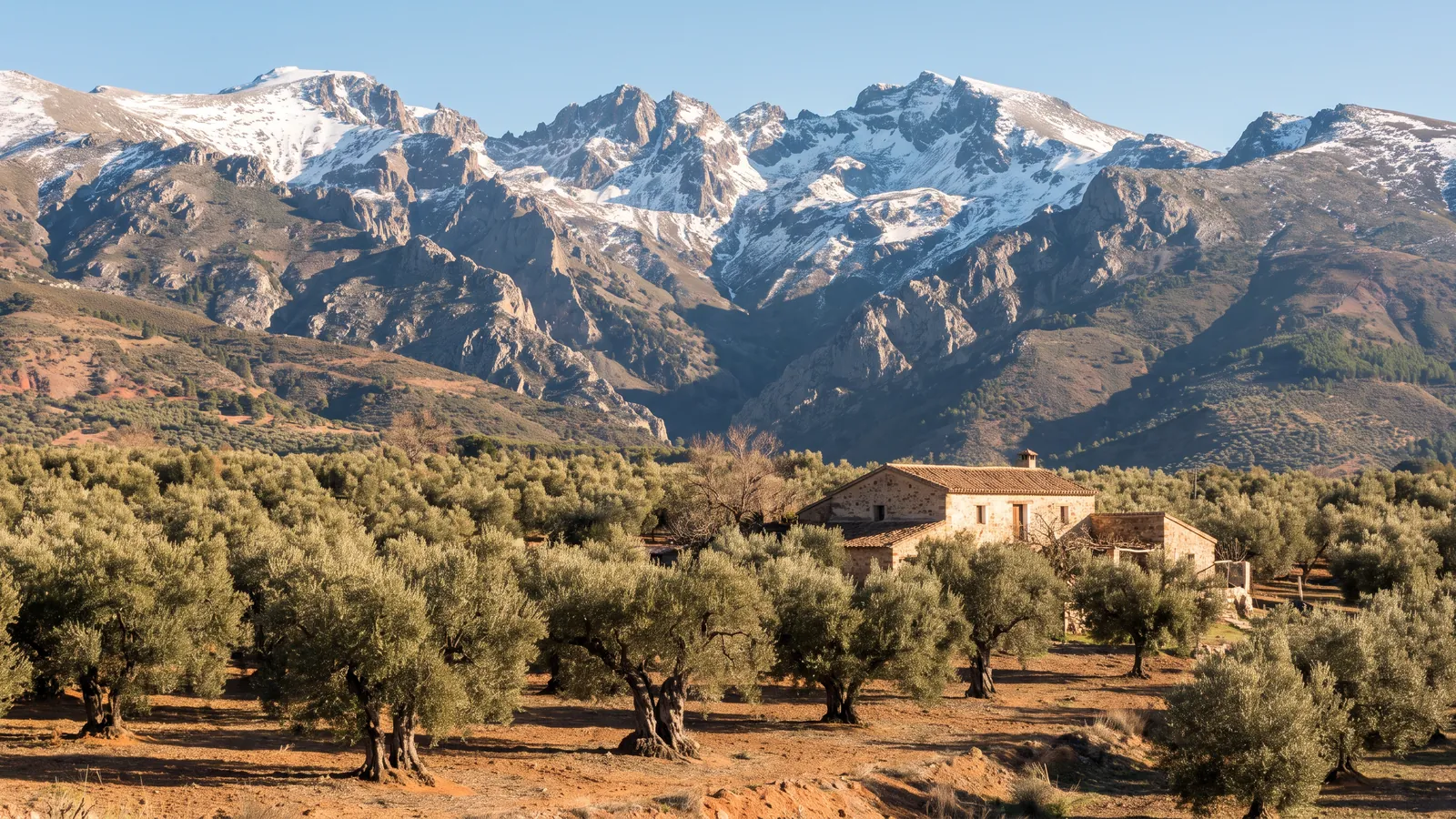 Felsige Berge der Sierra Nevada in Andalusien