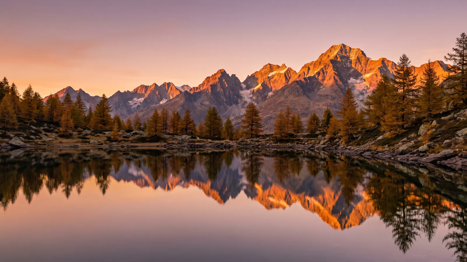 Engadiner Bergsee bei Sils Maria im Sonnenuntergang