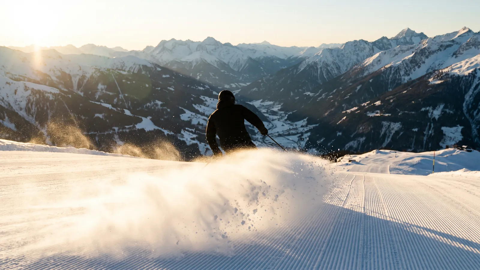 Skifahrer auf verschneiter Alpenpiste