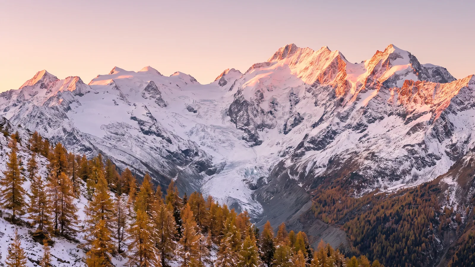 Walliser Hochgebirge mit Gletscher im Morgenlicht