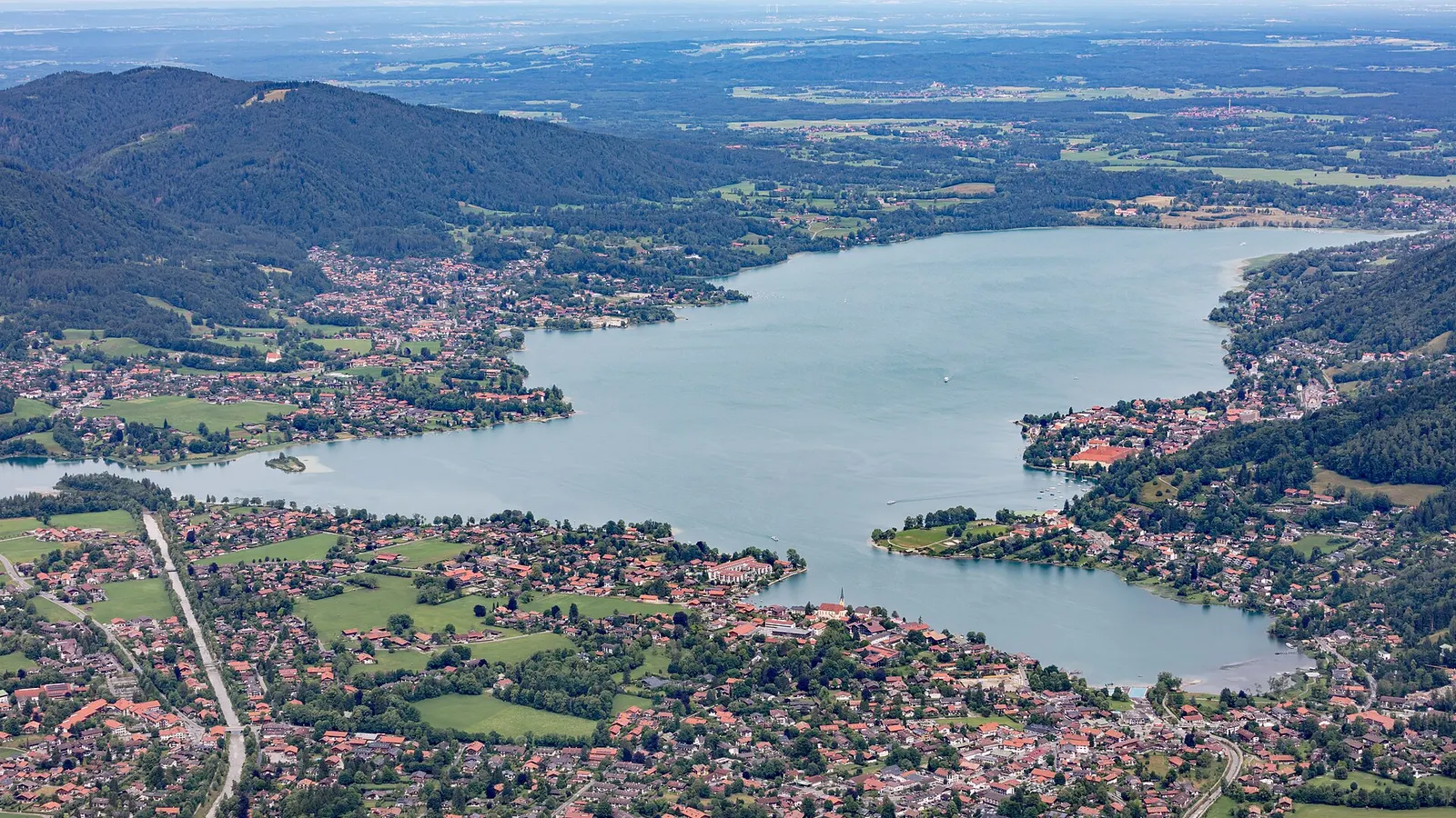 Tegernsee mit Ortschaften aus der Luft