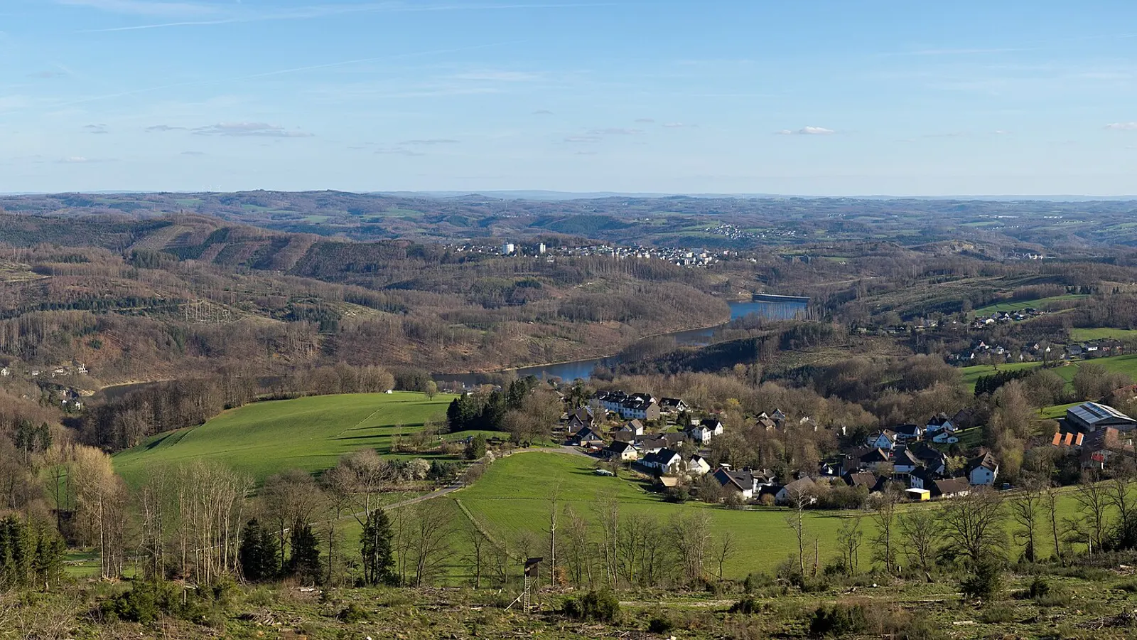 Hügellandschaft mit Wäldern und Wiesen im Bergischen Land