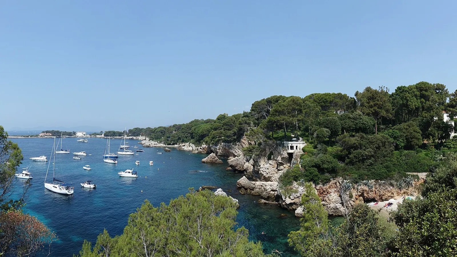 Felsbucht mit Segelbooten am Cap d’Antibes