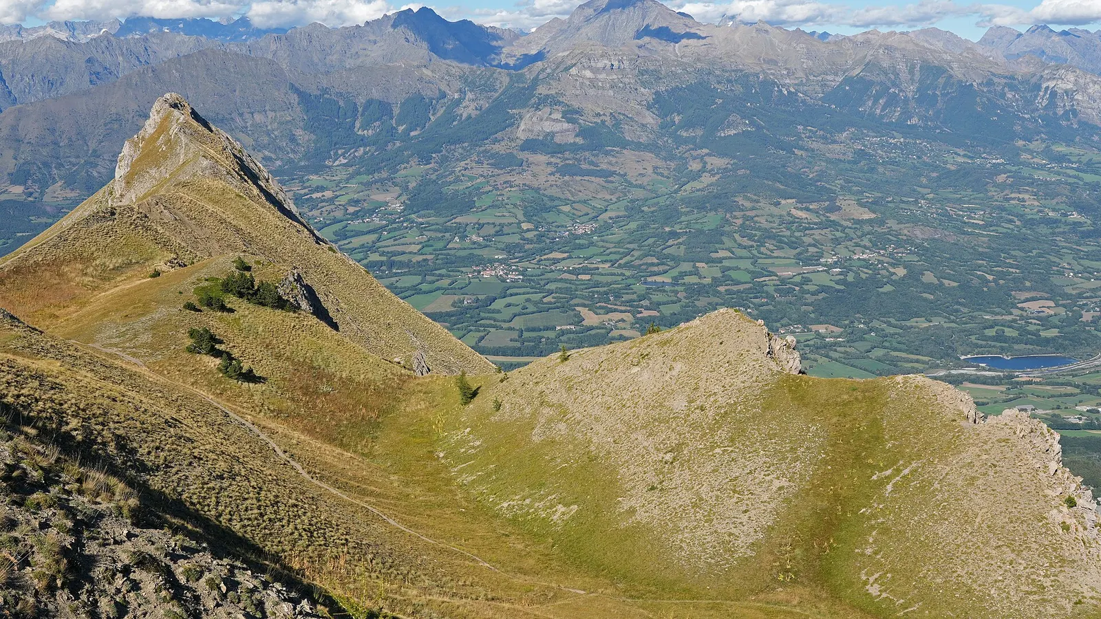 Berggrat mit Blick auf das Écrins-Massiv