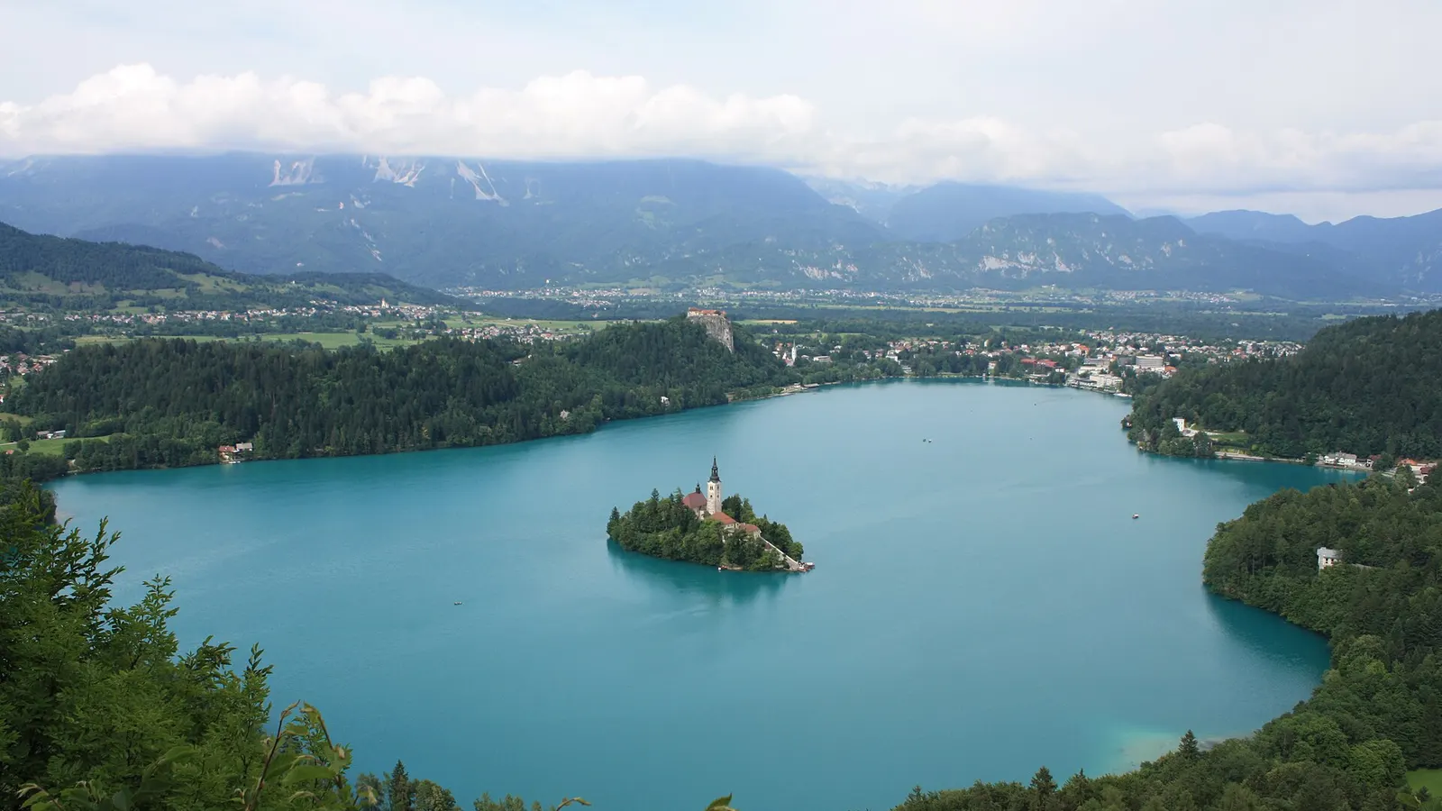 Bleder See mit Insel und Umland