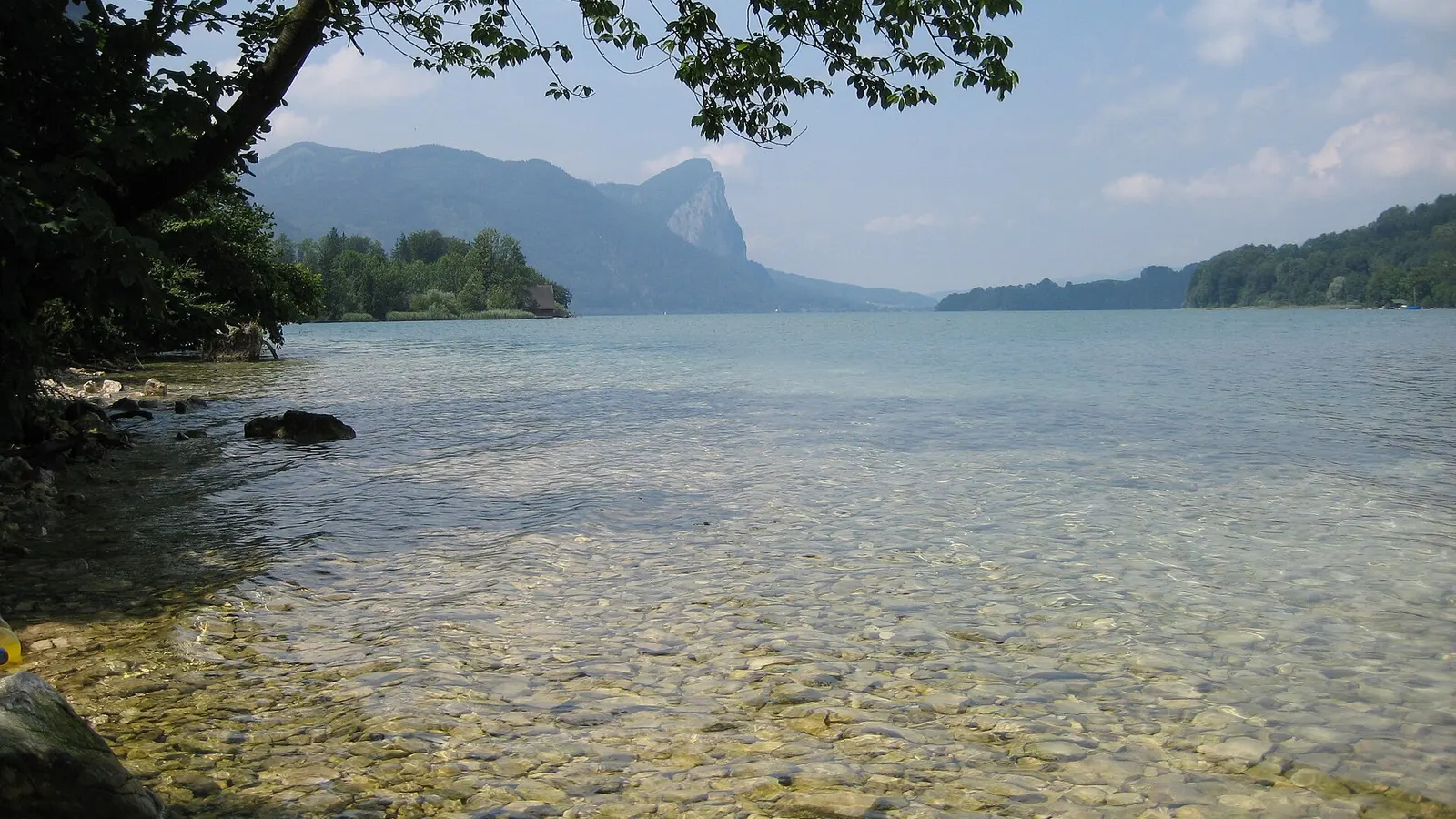 Klarer Mondsee mit Felswand im Salzkammergut