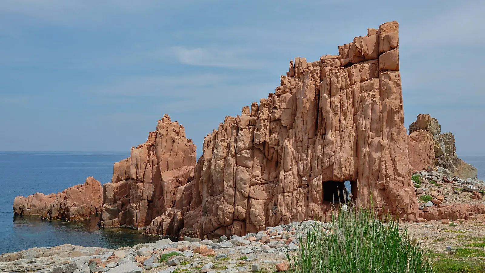 Rote Felsen von Arbatax an der Ostküste Sardiniens