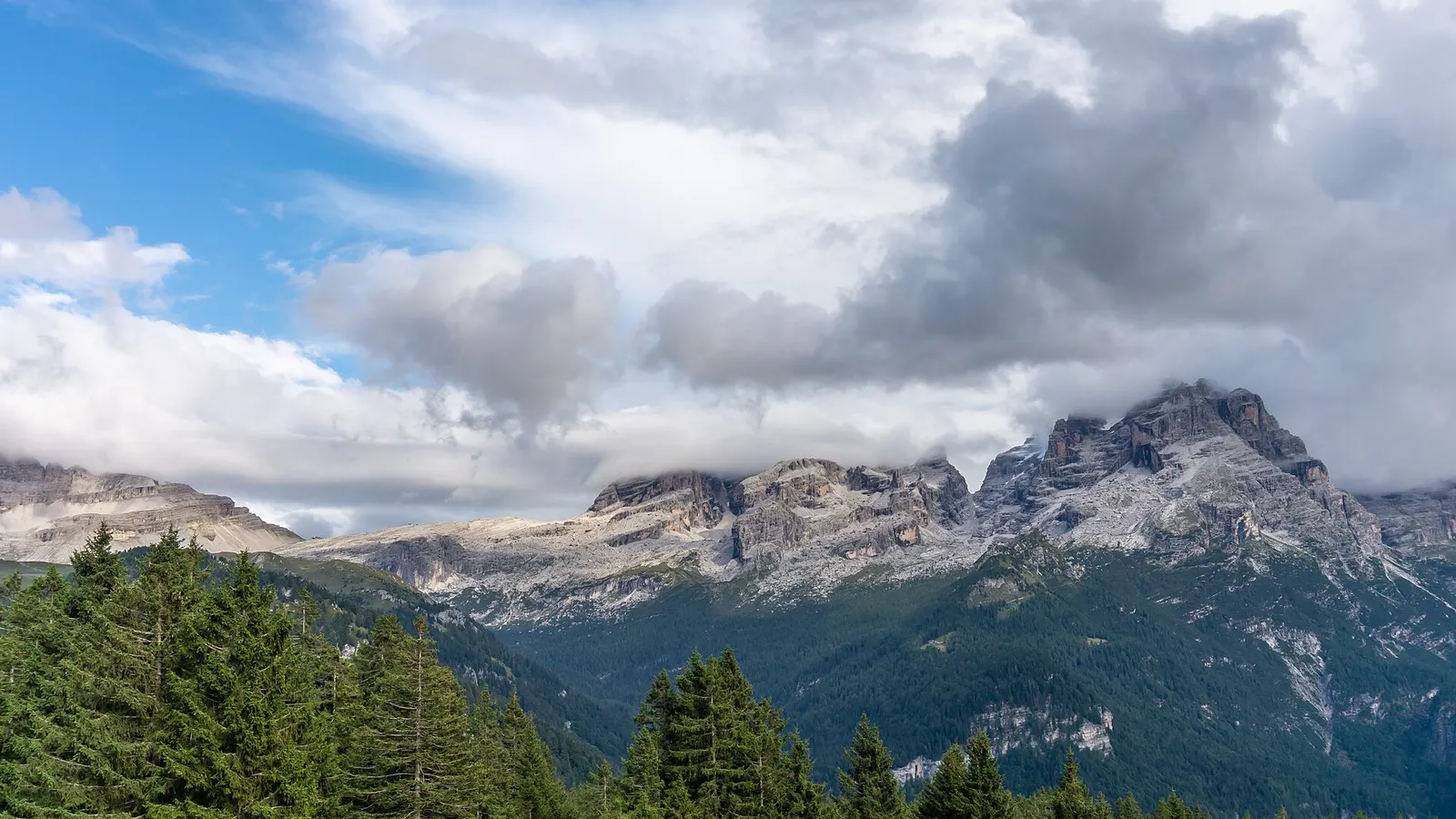 Brenta-Dolomiten über bewaldetem Tal
