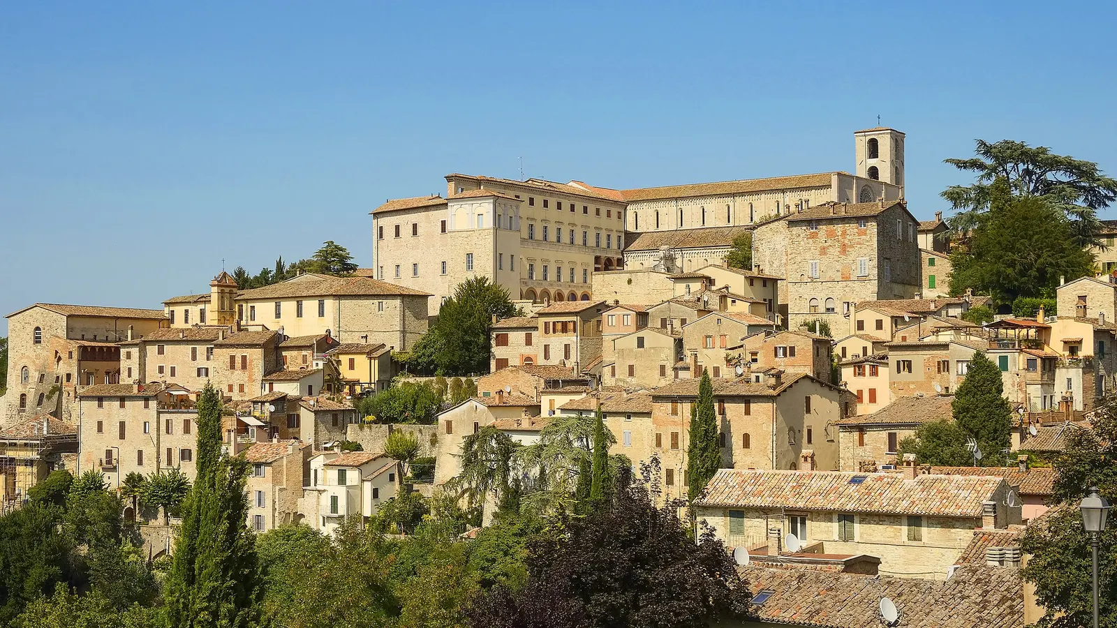 Hügelstadt Todi in Umbrien